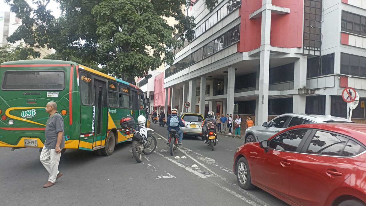 Buses de Coomepal están bloqueando las vías aledañas al CAM.