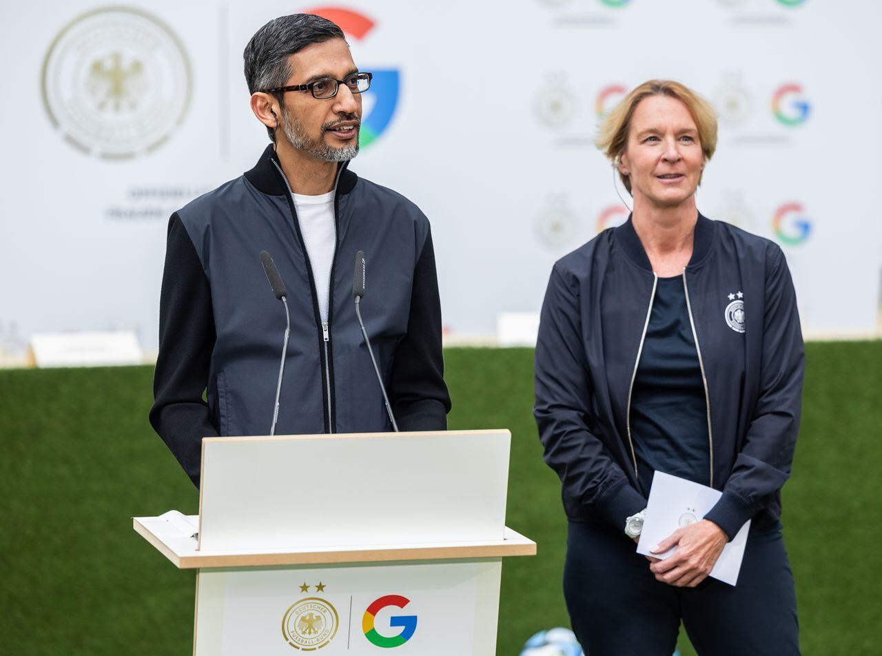 Sundar Pichai, CEO de Google y Alphabet, y Martina Voss-Tecklenburg, entrenadora en jefe de Alemania