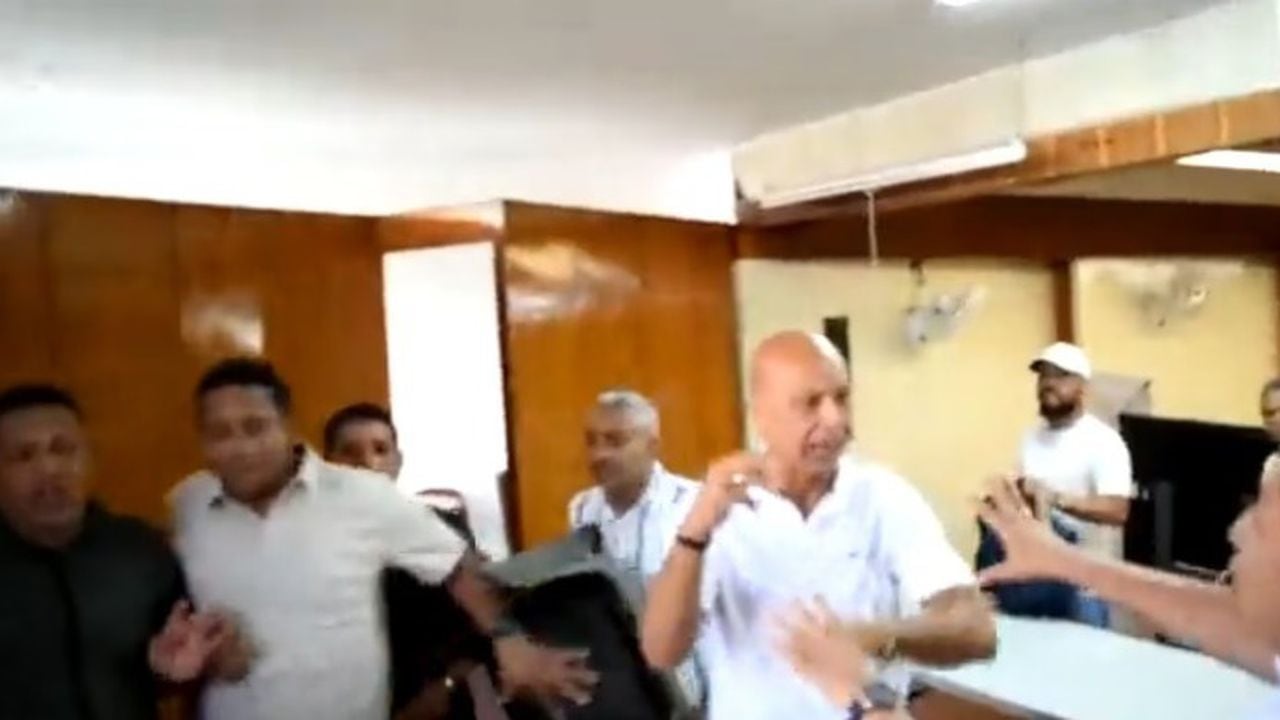 Pantallazo del video que rota en redes sociales frente a la pelea al interior de la asamblea de Sintraemcali. El enfrentamiento inició por el desmonte de una pancarta.