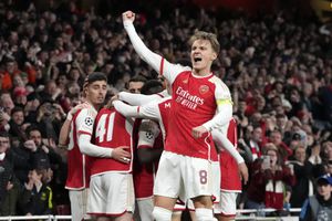Arsenal's Martin Odegaard, center, celebrates after Bukayo Saka scored the opening goal during the Champions League quarter final first leg soccer match between Arsenal and Bayern Munich at the Emirates Stadium, London, Tuesday, April 9, 2024. (AP Photo/Frank Augstein)