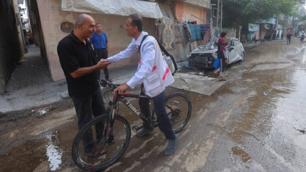 Médico de Gaza viaja en bicicleta para ayudar a los pacientes desplazados en medio de la escasez de combustible.