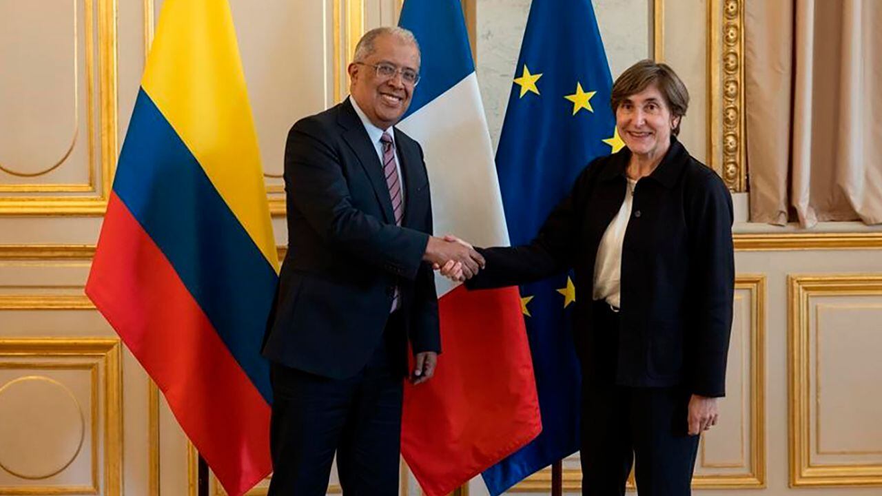 Viceministro de Relaciones Exteriores de Colombia, Francisco Coy, y la secretaria general del Ministerio de Europa y Asuntos Exteriores de Francia, Caroline Ferrari.