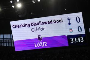 La pantalla gigante muestra un gol de Luis Díaz del Liverpool siendo revisado por fuera de juego por el VAR durante el partido de la Premier League entre Tottenham Hotspur y Liverpool FC en el estadio Tottenham Hotspur el 30 de septiembre de 2023 en Londres, Inglaterra. (Foto de Marc Atkins/Getty Images)