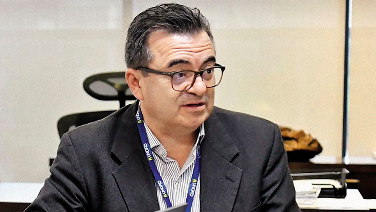 El director de la UNGRD, Olmedo de Jesús López Martínez, ha sido cuestionado a causa de su gestión y por contratar personas recomendadas por otros funcionarios o políticos.
