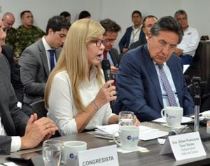 Gobernadora del Valle, Dilian Francisca Toro y el fiscal general de la Nación, Néstor Humberto Martíenz.