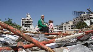 La gente se sienta entre los escombros durante Eid al-Fitr, en medio del conflicto en curso entre Israel y el grupo islamista palestino Hamas, en la ciudad de Gaza el 11 de abril de 2024.