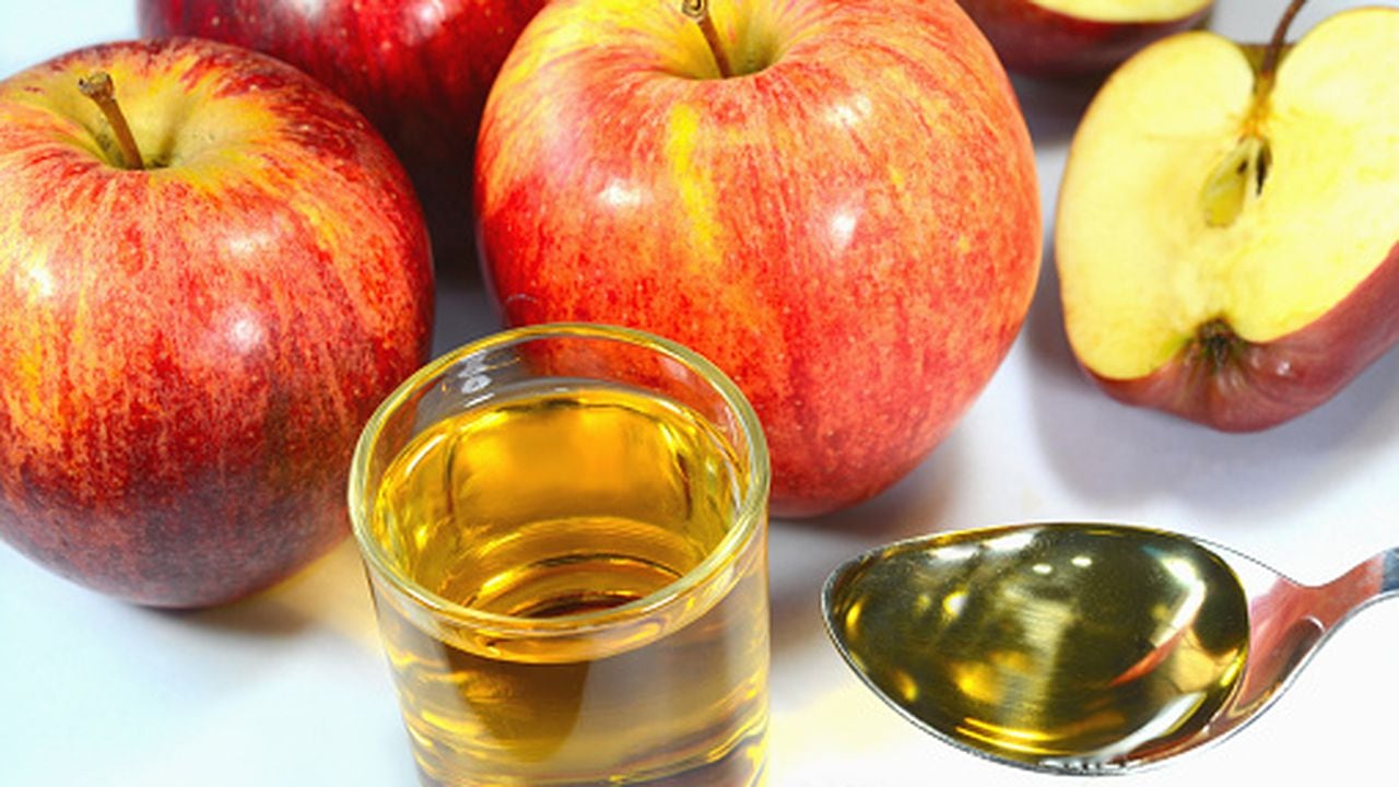 Los beneficios y los efectos adversos del vinagre de manzana.