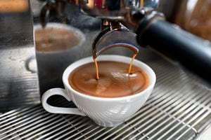 La cafeína es el compuesto principal de los granos de café.