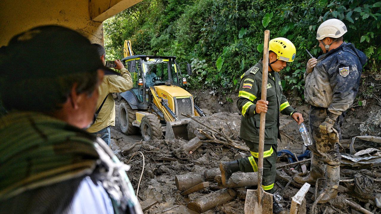 Miembros del equipo de rescate trabajan en el lugar de un deslizamiento de tierra en el municipio de Quetame, departamento de Cundinamarca.