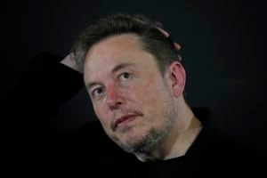 El director ejecutivo de Tesla y SpaceX, Elon Musk, reacciona durante un evento de conversación con el primer ministro británico, Rishi Sunak, en Lancaster House el 2 de noviembre de 2023 en Londres, Inglaterra.