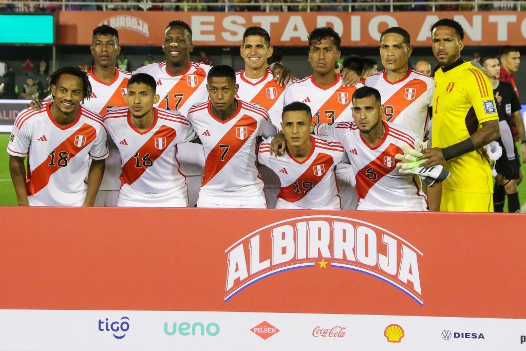 CIUDAD DEL ESTE, PARAGUAY - SEPTEMBER 07: Players of Peru pose for a photo prior a FIFA World Cup 2026 Qualifier match between Paraguay and Peru at Antonio Aranda Stadium on September 07, 2023 in Ciudad del Este, Paraguay. (Photo by Christian Alvarenga/Getty Images)