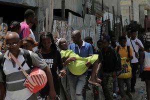 La gente lleva sus pertenencias mientras huyen de su barrio Carrefour Feuilles después de que las pandillas se hicieran cargo, en Puerto Príncipe, Haití, 15 de agosto de 2023. 