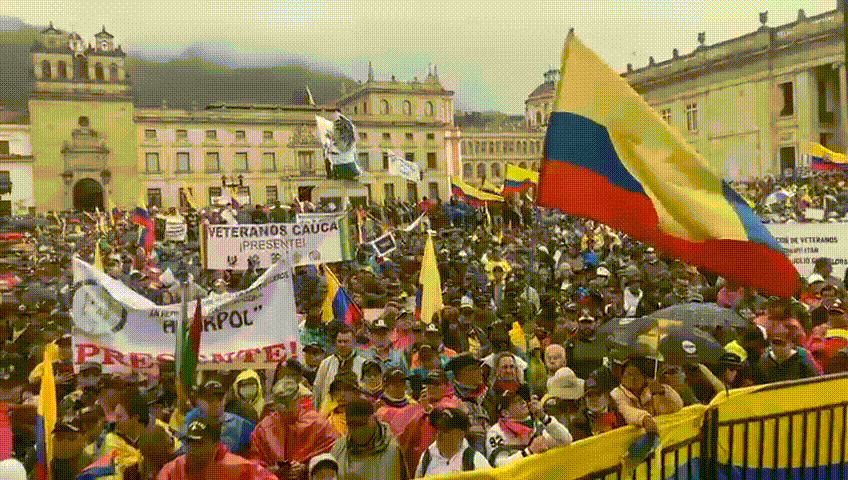 Cientos de personas se manifestaron este miércoles en la Plaza de Bolívar.