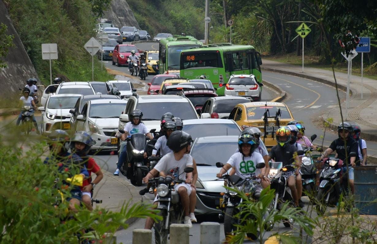 La gran cantidad de conductores superan las capacidades del ancho de la vía, lo cual ha generado el embotellamiento.| Foto: Raúl Palacios - El País