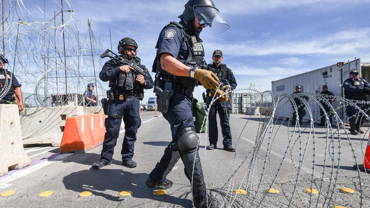 Agentes fronterizos y soldados del ejército de Estados Unidos participan en un simulacro antidisturbios en el puente internacional 2 que une las ciudades de Piedras Negras (México) y Eagle Pass (Estados Unidos).