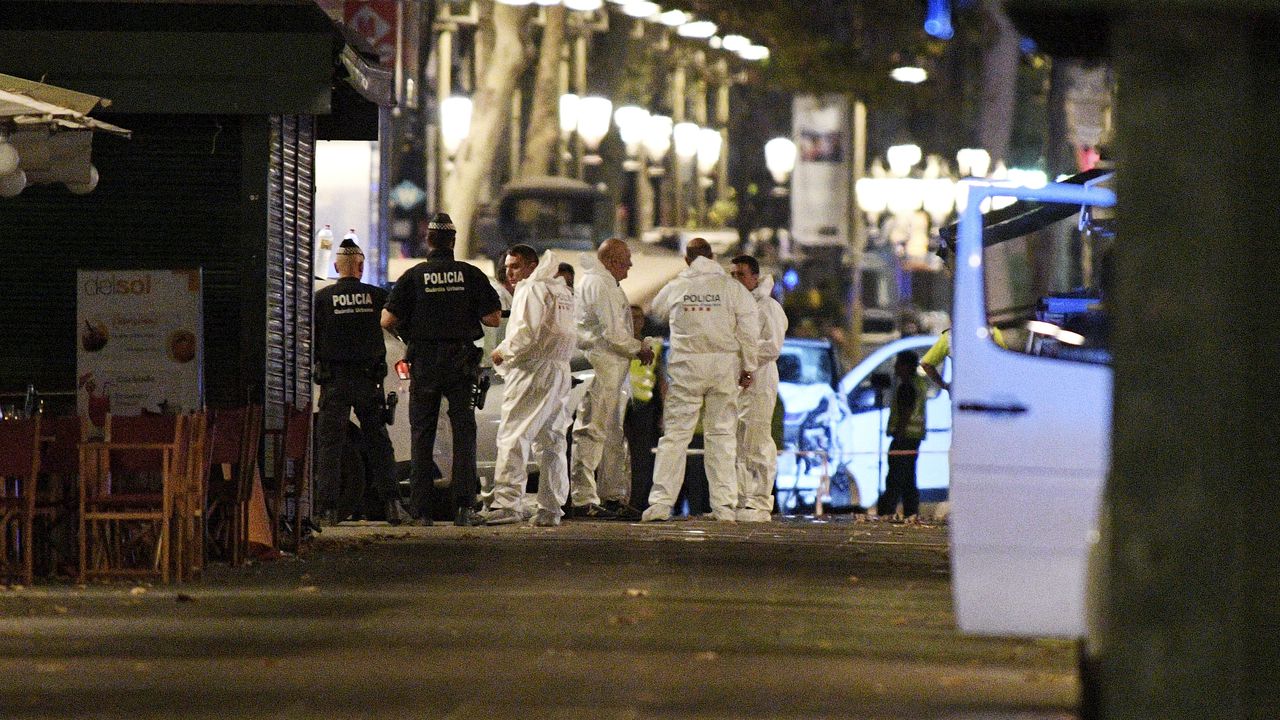 Equipo forense atiende una escena del crimen en España. Imagen de referencia
