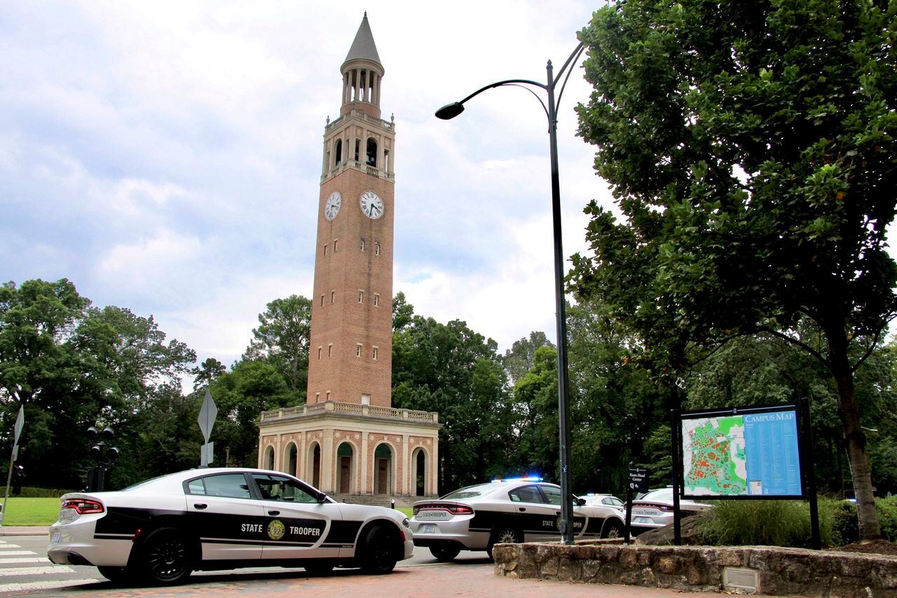 La Policía arriba al campus de la Universidad de Carolina del Norte en Chapel Hill en Chapel Hill, Carolina del Norte, el lunes 28 de agosto de 2023, después de que la universidad cerrara y advirtiera sobre una persona armada en el campus
