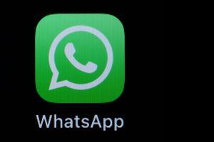 La aplicación WhatsApp se puede ver en la pantalla de un iPhone SE.