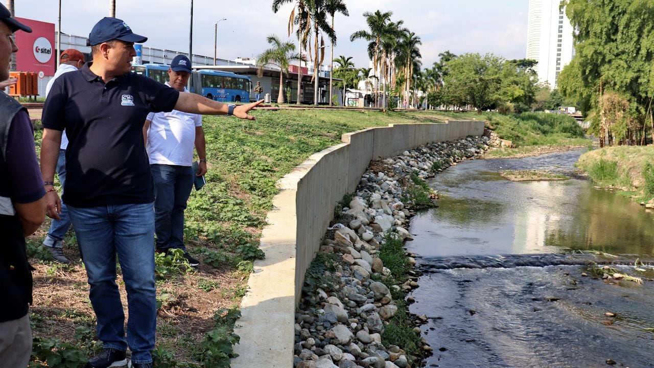 Un muro de130 metros de largo y 4 metros de alto fue construido en el rio Cali sobre el sector del barrio el Piloto para detener las afectaciones sobre las vías aledañas y una estación del MIO contiguas al rio.