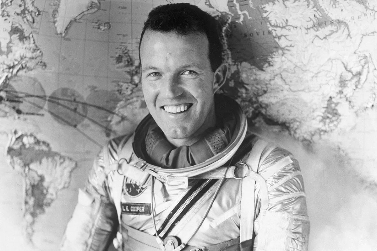 Antes de convertirse en astronauta, Cooper se desempeñó como  piloto de la Fuerza Aérea Estadounidense y también fue veterano de la Segunda Guerra Mundial. NASA.