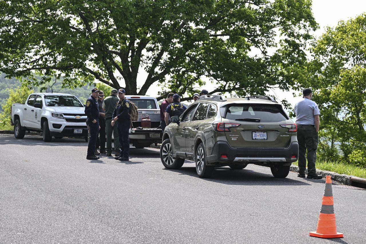 La policía estatal llega al lugar del accidente después de que un pequeño avión se estrellara en una zona montañosa en el estado de Virginia el domingo tras los informes de un estampido sónico cerca de la capital de EE. UU.,
