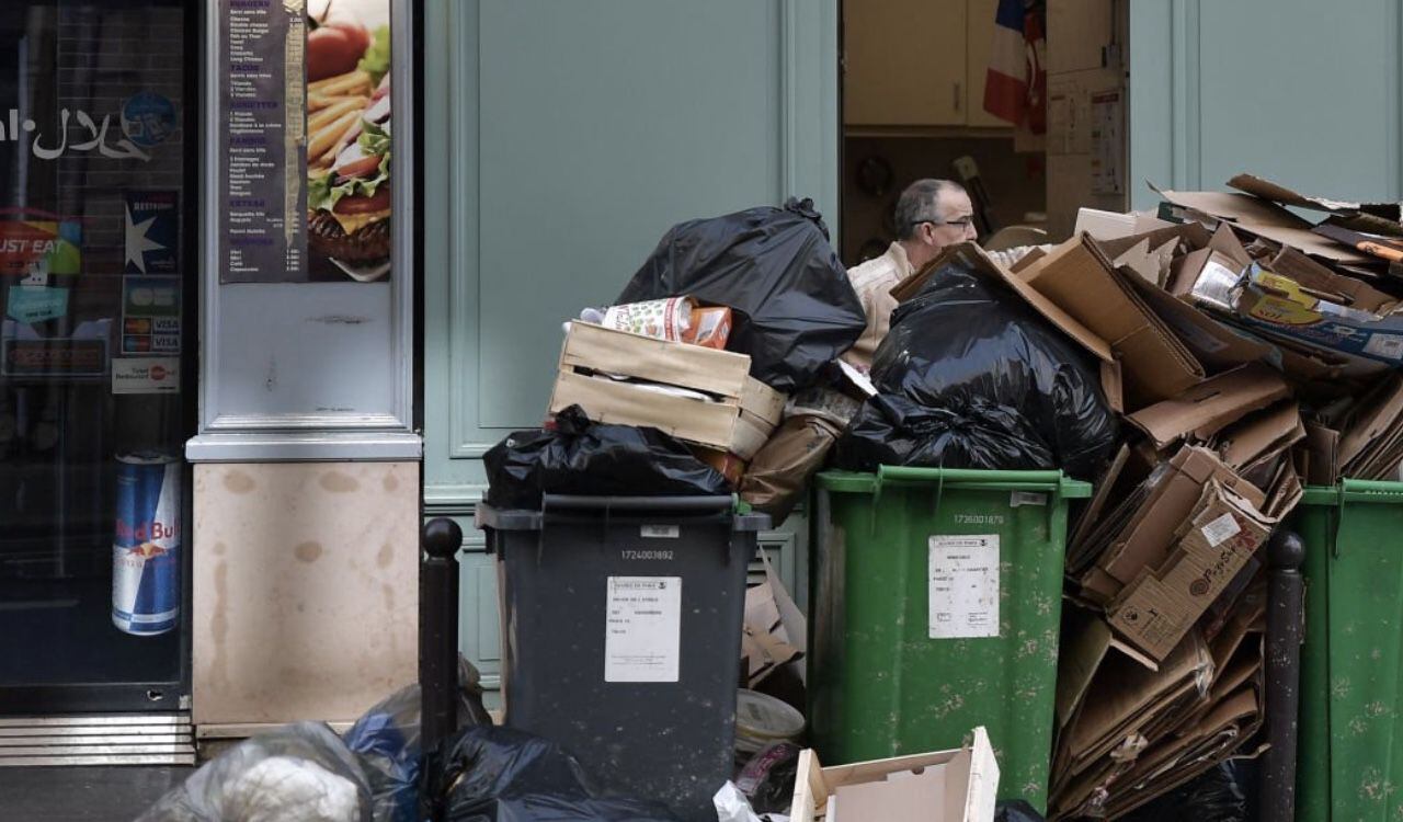 Ciudadanos y visitantes tiene que lidiar con las montañas de basura en París