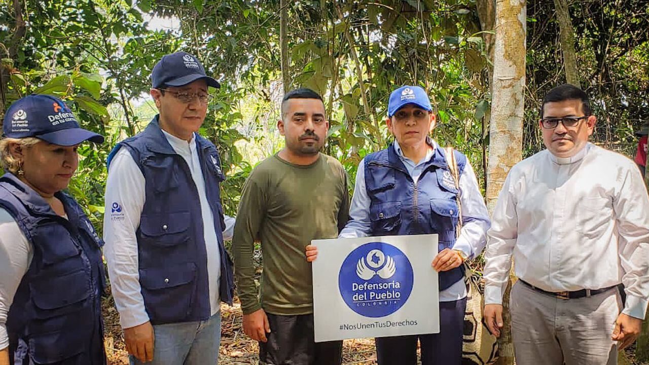 Defensoría del Pueblo con el sargento liberado Libey Danilo Bravo, que había sido secuestrado por el ELN en Saravena, Arauca.