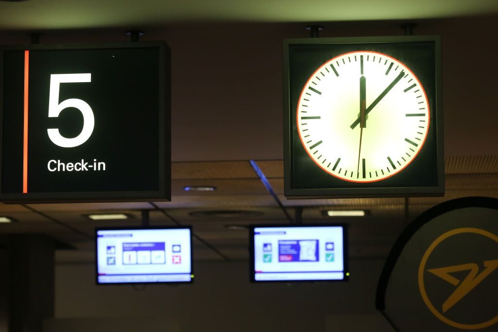 07 de noviembre de 2019, Hamburgo: poco después de la medianoche se puede ver un reloj en un mostrador de facturación en el aeropuerto de Hamburgo, en Alemania