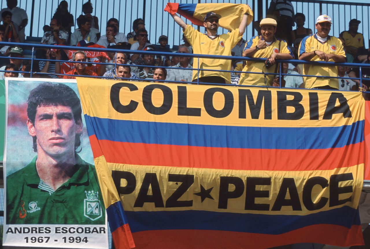 Bandera de Colombia e imagen de Andrés Escobar durante el Mundial de Francia 1998.