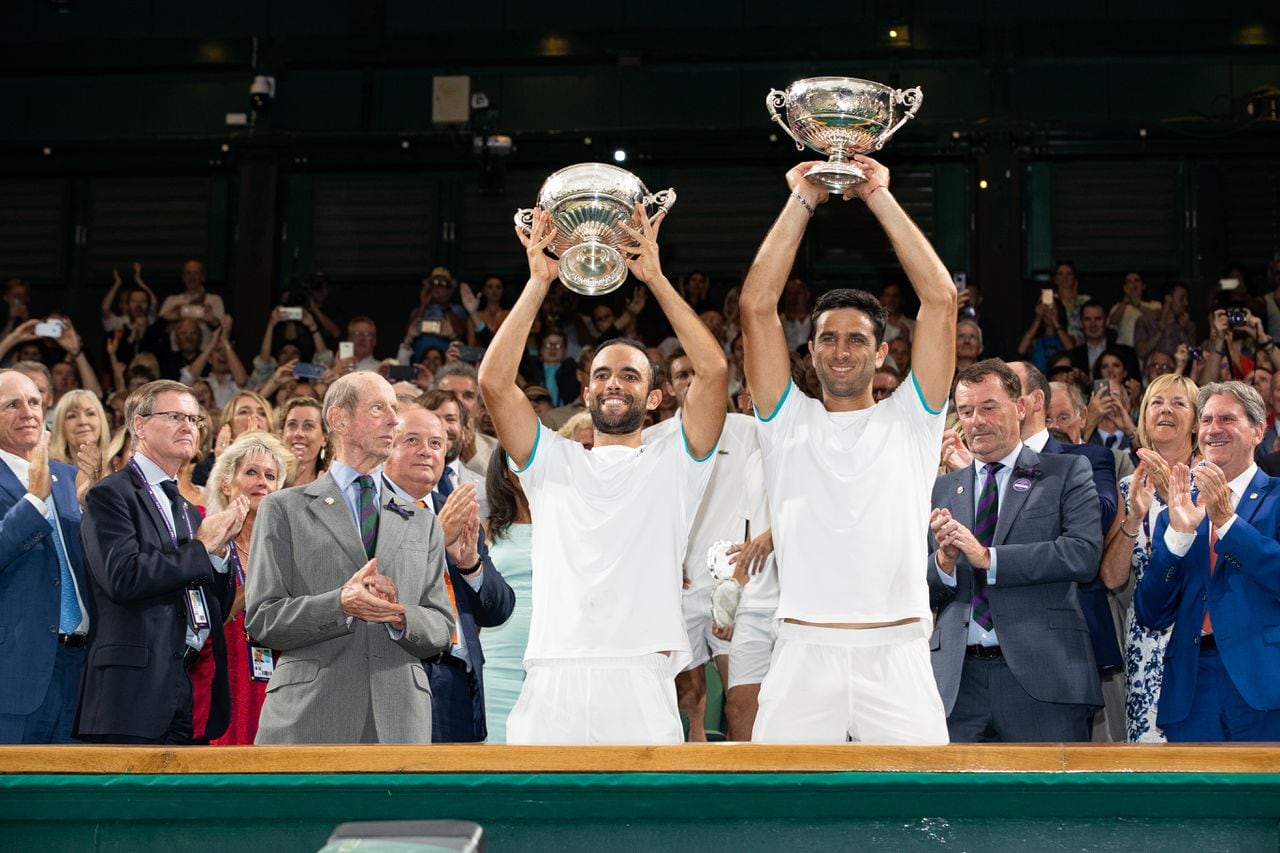 LONDON, ENGLAND - JULY 13: Robert Farah and Juan Sebastián Cabal  of Colombia lift the trophies after winning the Men's Doubles Final against Édouard Roger-Vasselin and Nicolas Mahut of France at The Wimbledon Lawn Tennis Championship at the All England Lawn and Tennis Club at Wimbledon on July 13, 2019 in London, England. (Photo by Simon Bruty/Anychance/Getty Images)