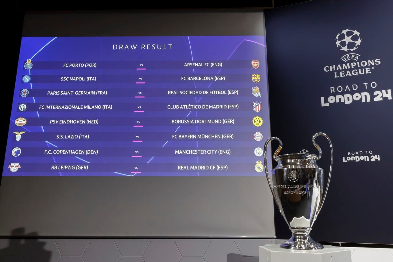 Las formaciones de grupo se muestran en un panel electrónico junto al trofeo de la Liga de Campeones de la UEFA, después del sorteo de los octavos de final de la Liga de Campeones de la UEFA 2023/24 en la sede de la UEFA en Nyon, Suiza, el lunes 18 de diciembre de 2023. (Salvatore Di Nolfi/Keystone vía AP)