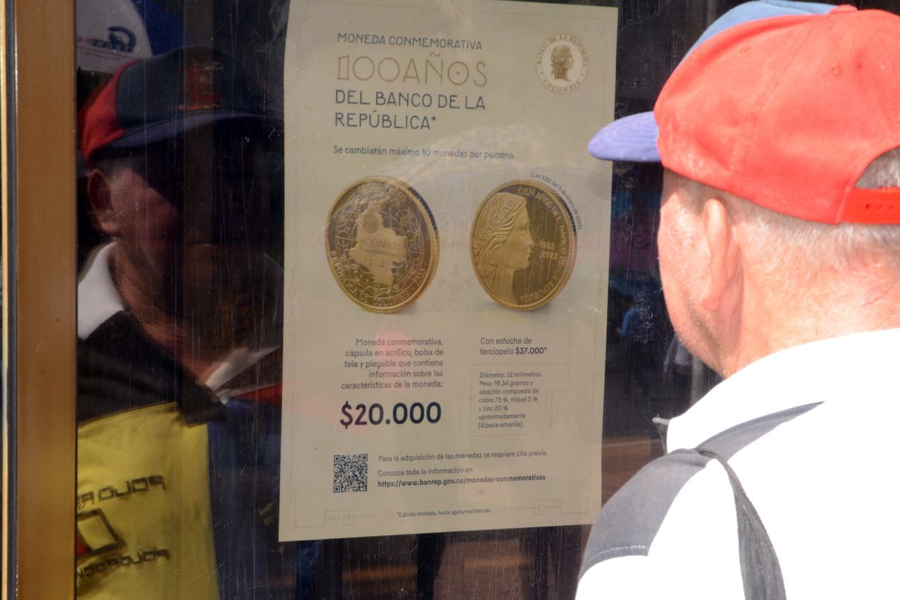 Activo; Venta de la nueva moneda de $ 20.000 en el Banco de la Republica. foto José L Guzmán. El Pais