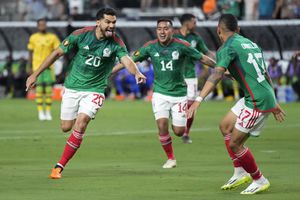 Henry Martín (izquierda), de la selección de México, festeja su gol ante Jamaica en la semifinal de la Copa de Oro, el miércoles 12 de julio de 2023 en Las Vegas (AP Foto/John Locher)