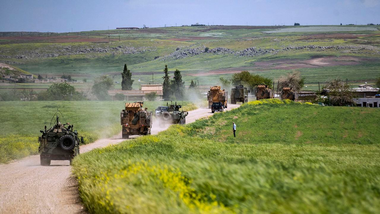 Vehículos militares turcos y rusos patrullan en el campo de Rumaylan (Rmeilan) en la provincia nororiental de Hasakeh en Siria, fronteriza con Turquía, el 27 de abril de 2023.