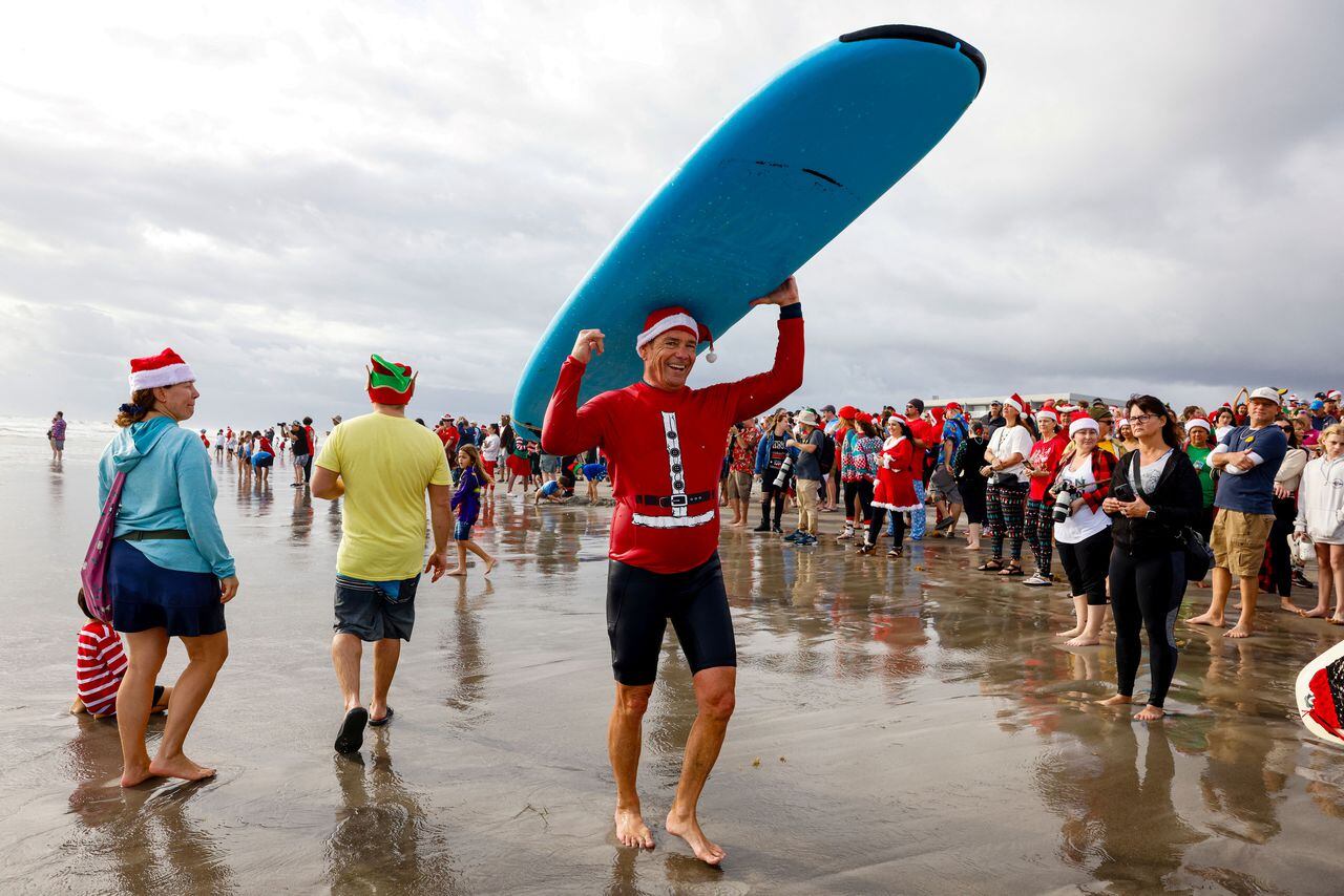 Papás Noel se tomaron la playa de Floridad, Estados Unidos, para celebrar la Navidad.
