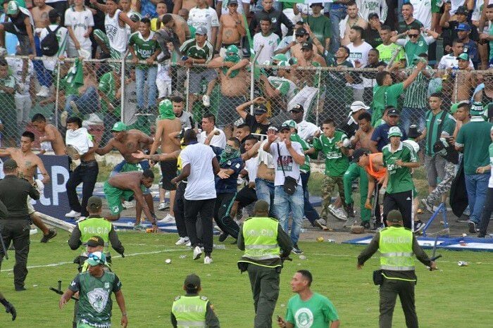 Las barras del Deportivo Cali invadieron la cancha del estadio Doce de Octubre de Tuluá. Foto: Cortesía Caracol.
