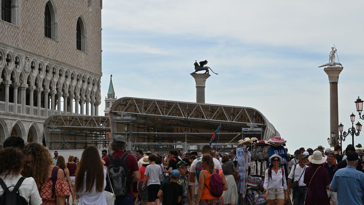 Una vista tomada el 31 de julio de 2023 muestra la plaza de San Marcos en Venecia. Foto: AFP