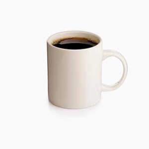 Los expertos recomiendan tomar en promedio de tres a cuatro tazas de café al día.