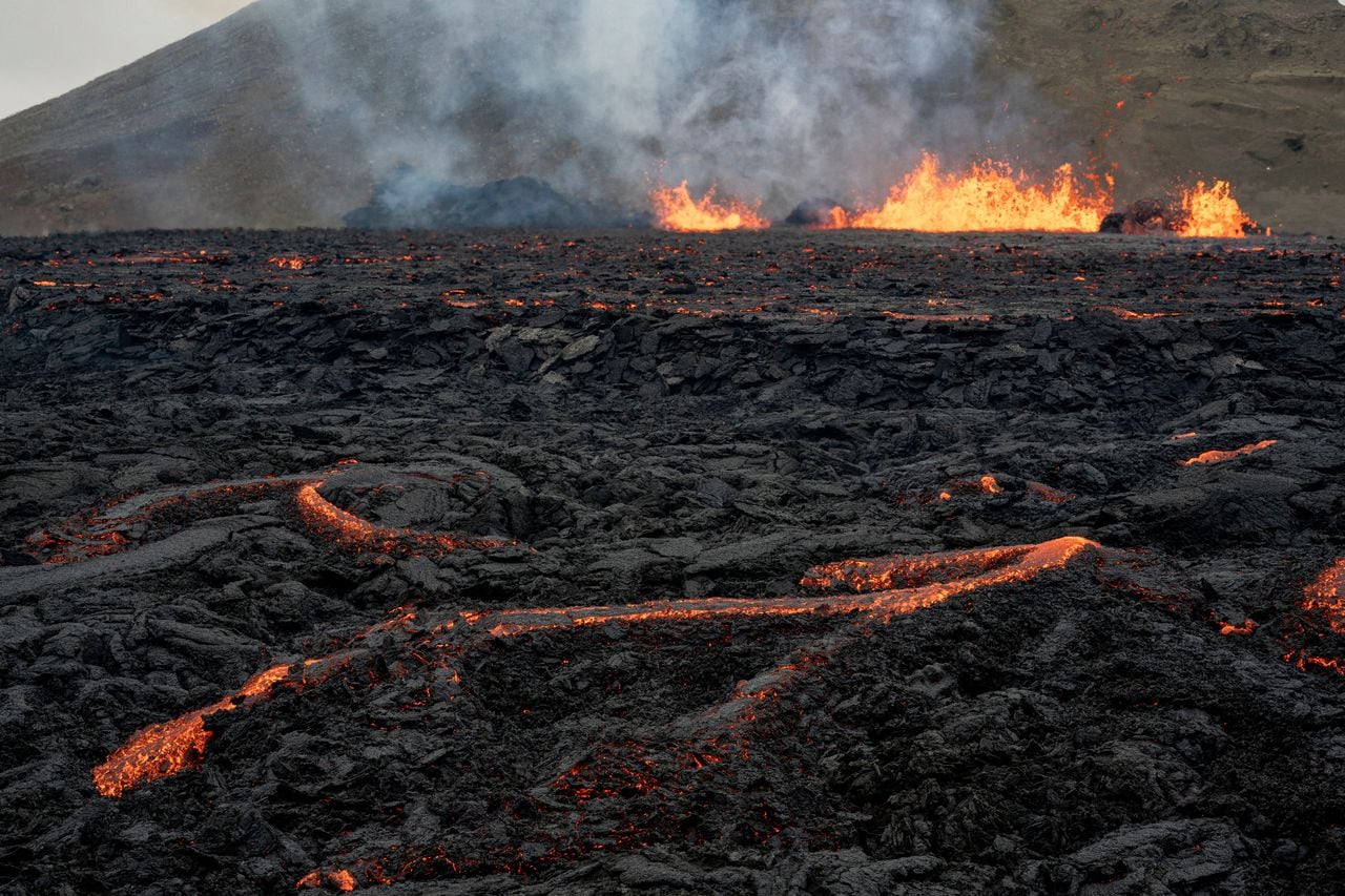 El volcán Fagradalsfjall de Islandia arroja lava desde el valle deshabitado de Meradalir en la península de Reykjanes, a unas 20 millas de Reykjavik, Islandia