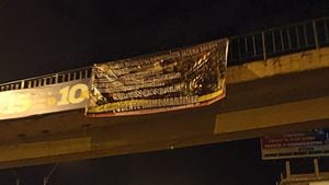 Pancarta alusiva a las disidencias de las Farc fue instalada en un puente peatonal de una de las principales vías de Cali.