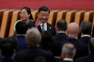 El presidente chino, Xi Jinping, saluda mientras él y líderes extranjeros llegan a la ceremonia de apertura del Foro de la Franja y la Ruta en el Gran Palacio del Pueblo en Beijing, el miércoles 18 de octubre de 2023. (Foto AP/Ng Han Guan)