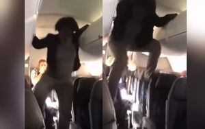 Fotograma:0.51 What the hell is happening on planes? Twitter:@bennyjohnson