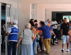 Cali: Largas filas para lograr el beneficio del descuento en el pago de impuesto que vence hoy 30 de junio.Foto José L Guzmán. El País.