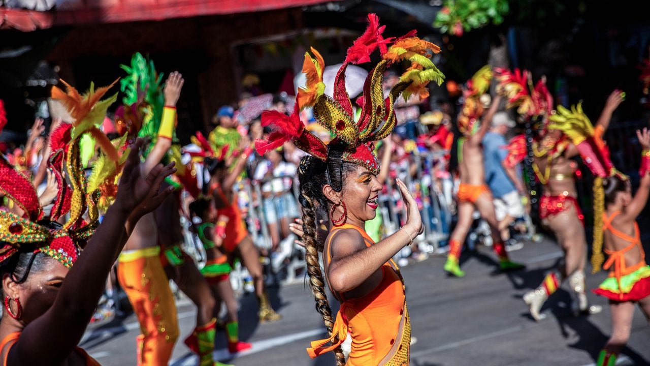 Una mujer apareció desnuda en el desfile de Carnaval de Barranquilla, generando polémica.