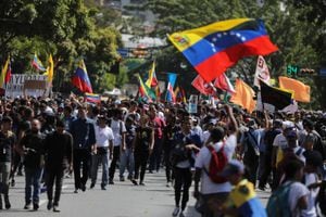 La oposición venezolana marcha en Caracas y otras ciudades del país para exigir el ingreso de la ayuda humanitaria, que el presidente Nicolás Maduro, en el poder desde 2013, se aparte del poder y se instale un Gobierno transitorio que convoque a nuevas elecciones.