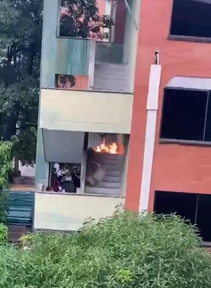 En la Universidad del Cesar en Valledupar encapuchados quemaron objetos y leyeron un comunicado denunciando presunta corrupción