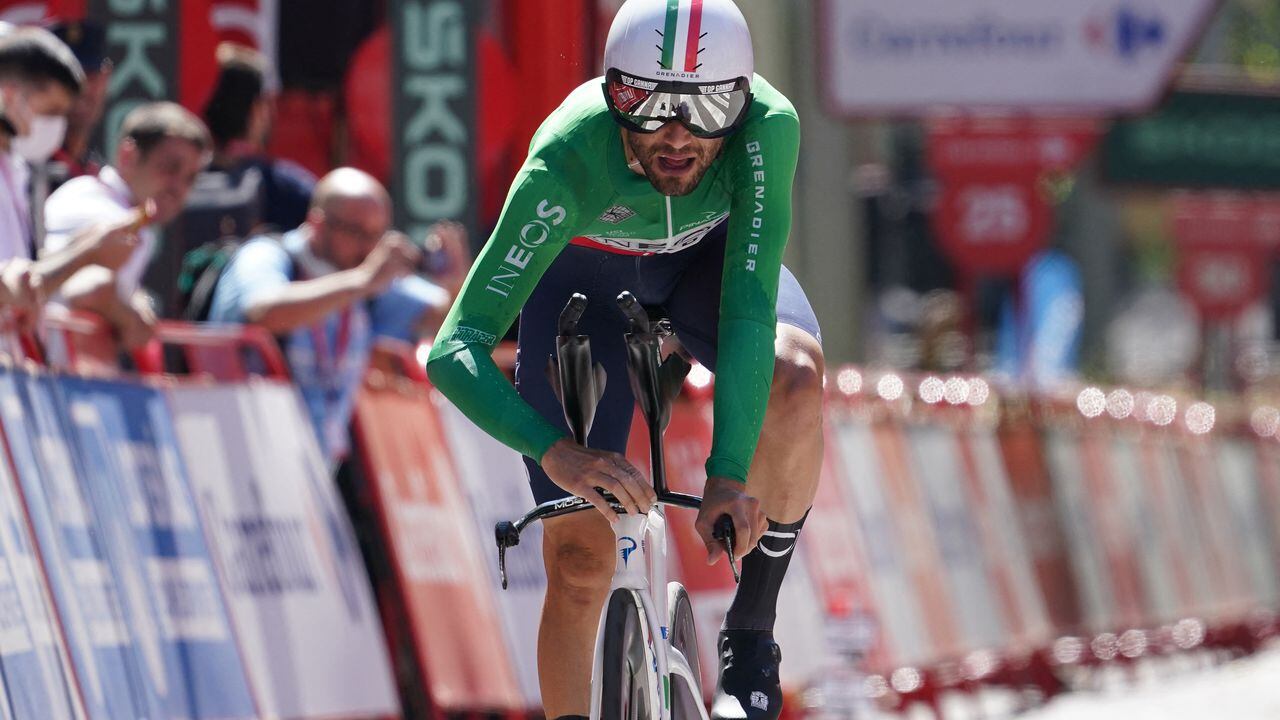 El ciclista italiano del equipo Ineos, Filippo Ganna, cruza la línea de meta para ganar la etapa 10 de la Vuelta ciclista a España 2023, una contrarreloj individual de 25,8 km en Valladolid, el 5 de septiembre de 2023. (Foto de CESAR MANSO / AFP )