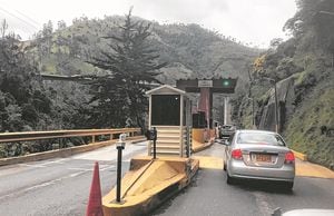 En tiempos normales, el peaje de Cajamarca atiende el tráfico que sube y baja por La Línea. Pero en temporadas de vacaciones es un verdadero lío.