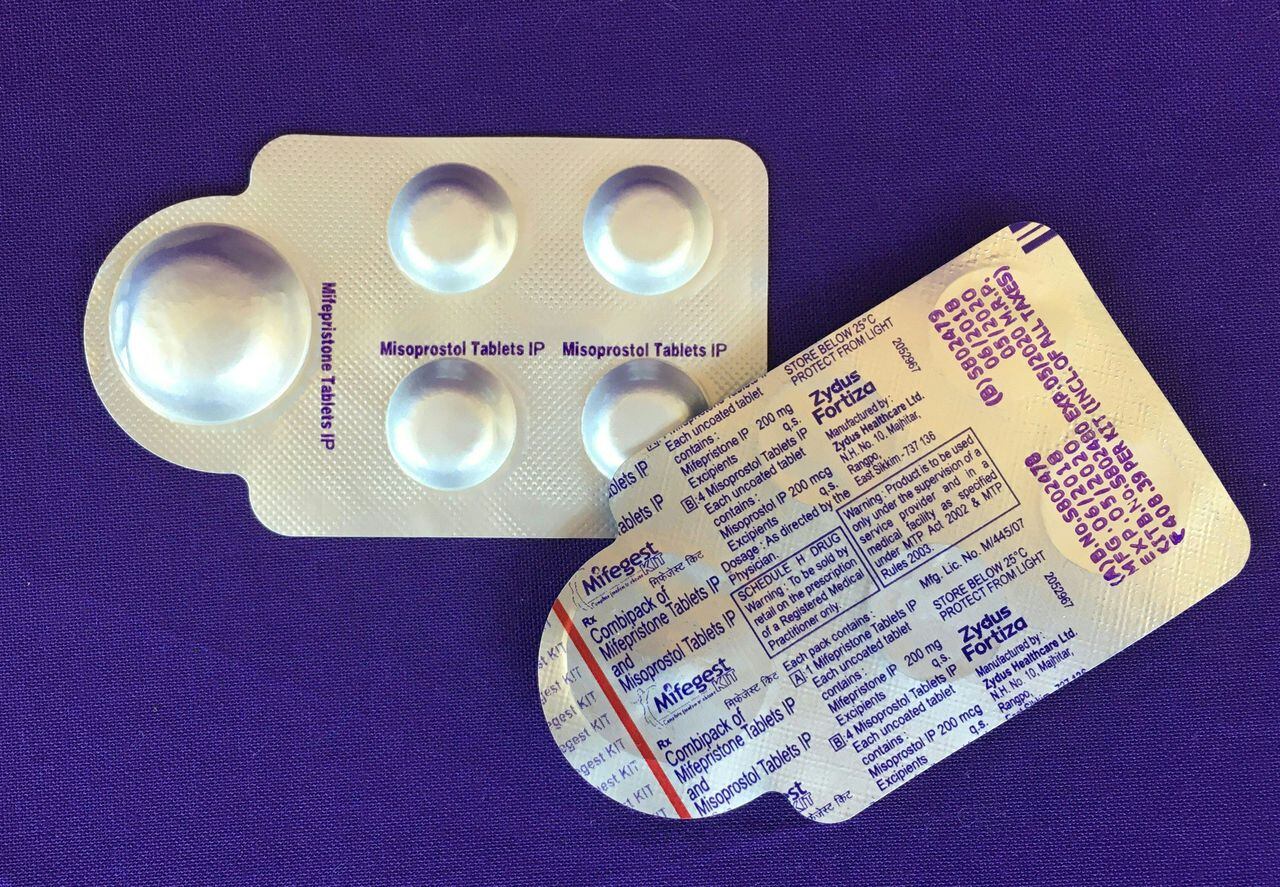 mifepristona (L) y misoprostol, dos medicamentos que se usan juntos, también llamados píldora abortiva.