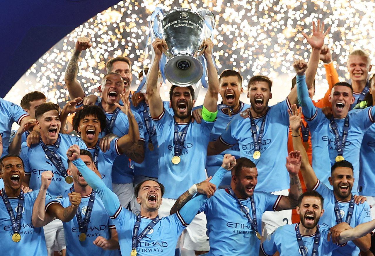 Soccer Football - Champions League Final - Manchester City v Inter Milan - Ataturk Olympic Stadium, Istanbul, Turkey - June 11, 2023 Manchester City's Ilkay Gundogan lifts the trophy as he celebrates with teammates after winning the Champions League REUTERS/Molly Darlington     TPX IMAGES OF THE DAY